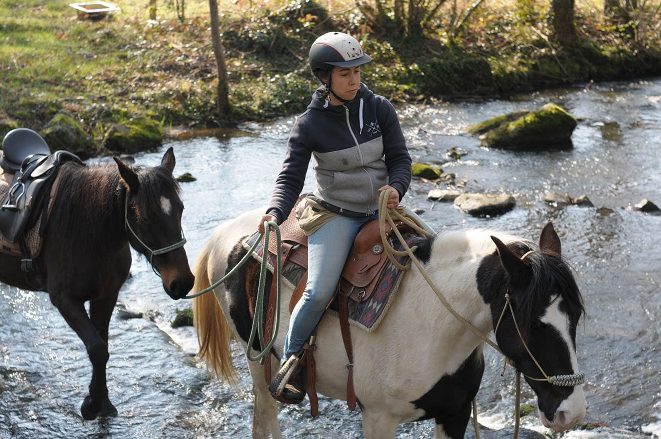 Cassy & Rose traversent une rivière